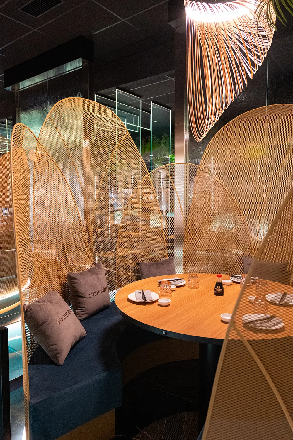 Cabina bajo el velo dorado — Sushisom Gandia