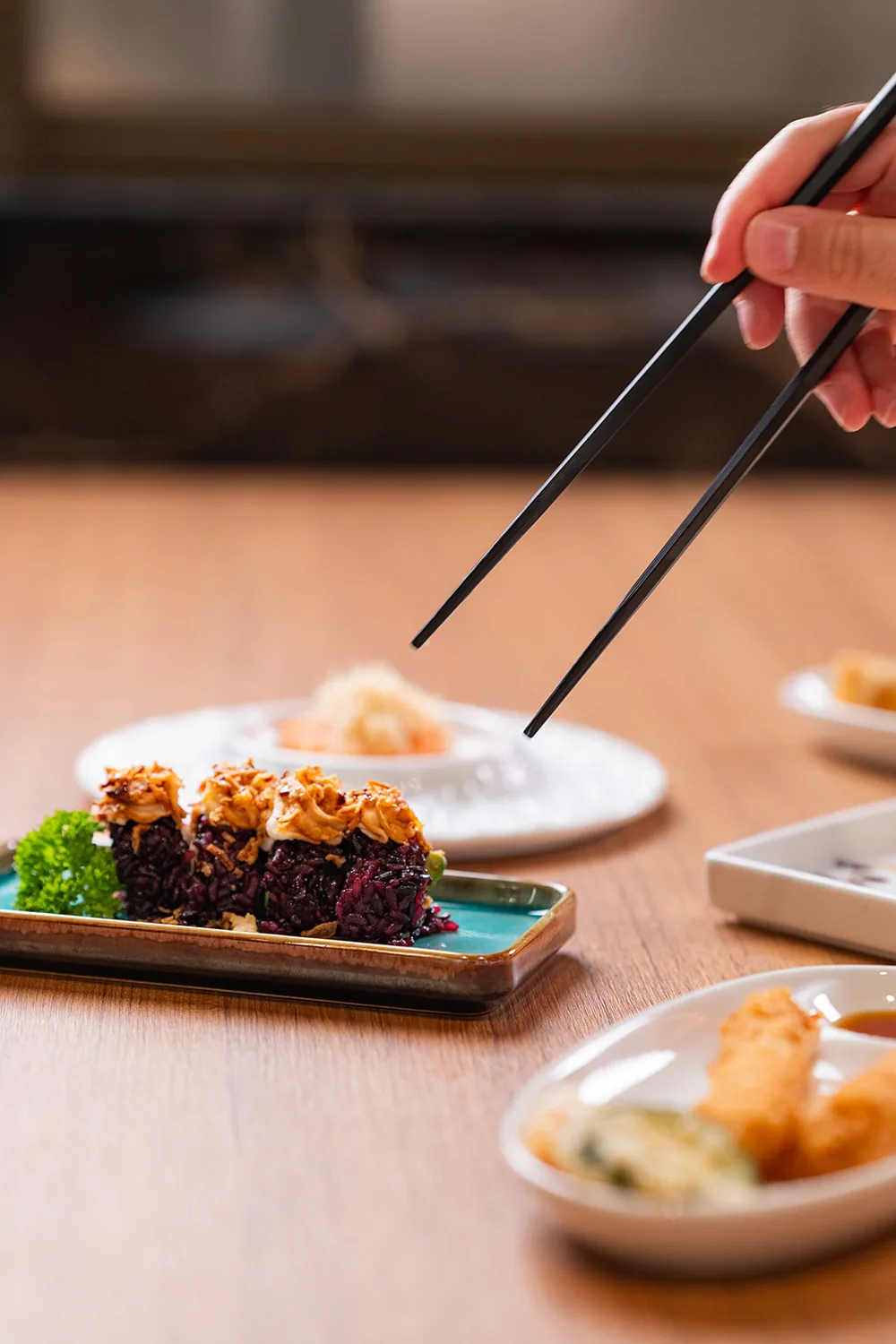 Un bocado con palillos — Sushisom Gandia