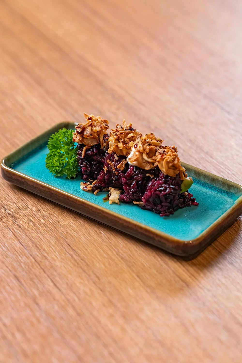 Roll sobre plato turquesa — Sushisom Gandia