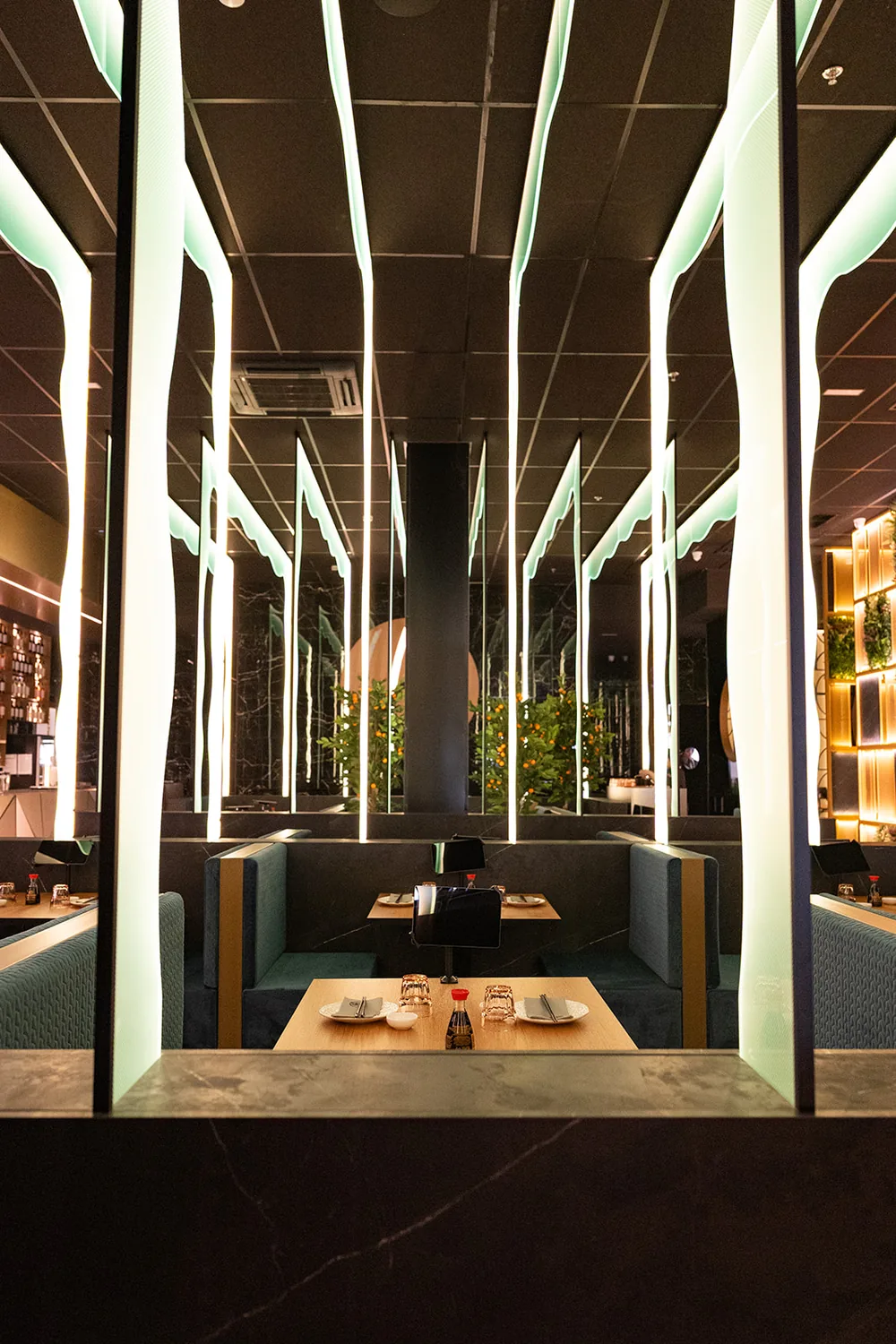 Columnas luminosas de la sala — Sushisom Gandia