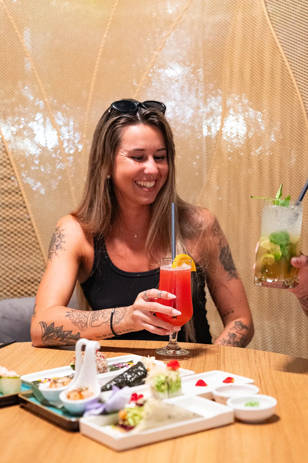 Cóctel rojo en buena compañía — Sushisom Gandia