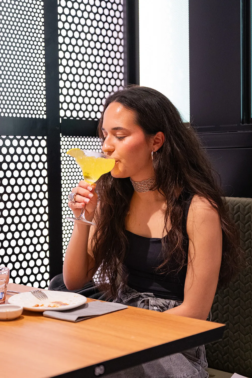Brindis con copa amarilla — Sushisom Gandia