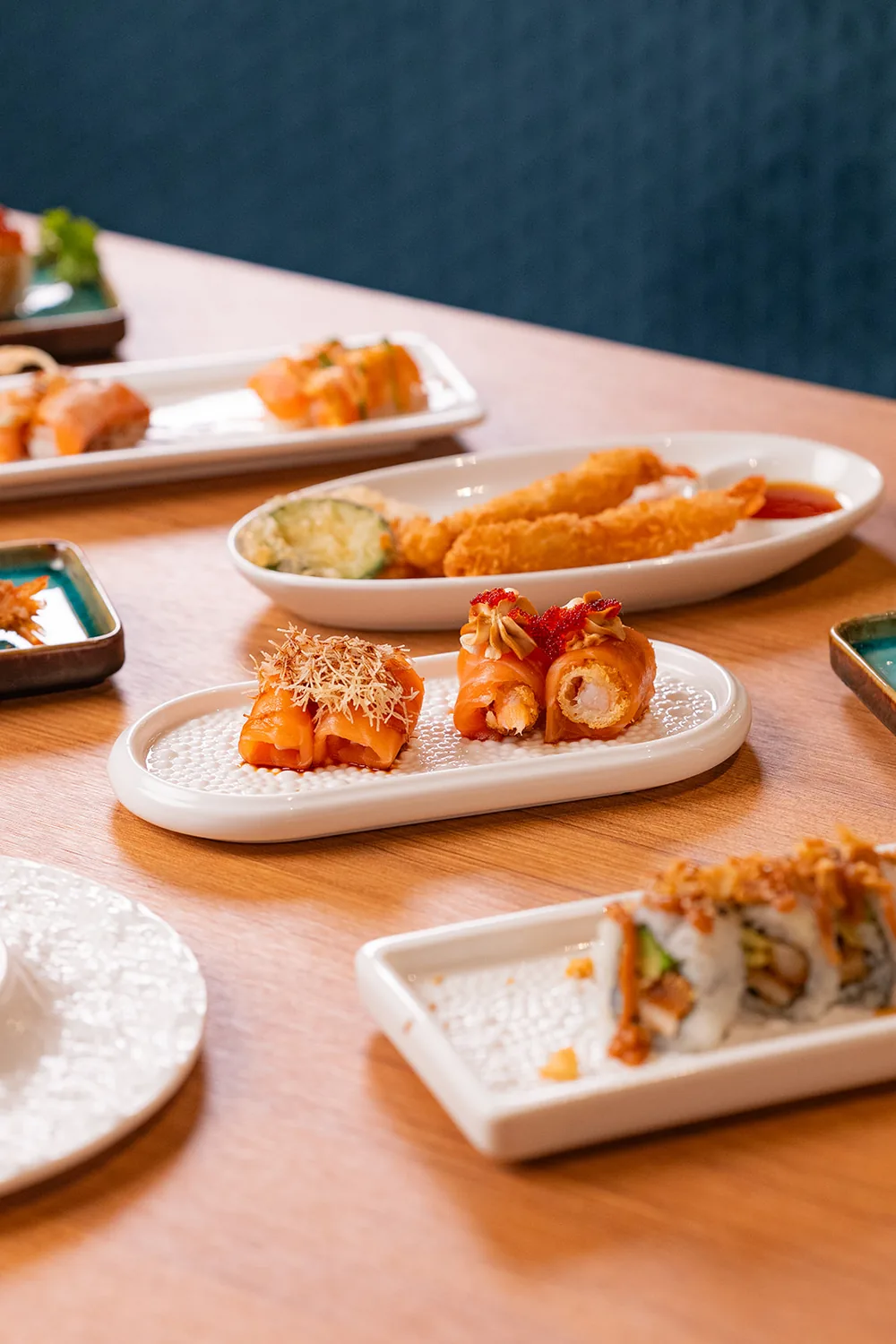 Mesa con surtido de platos — Sushisom Gandia
