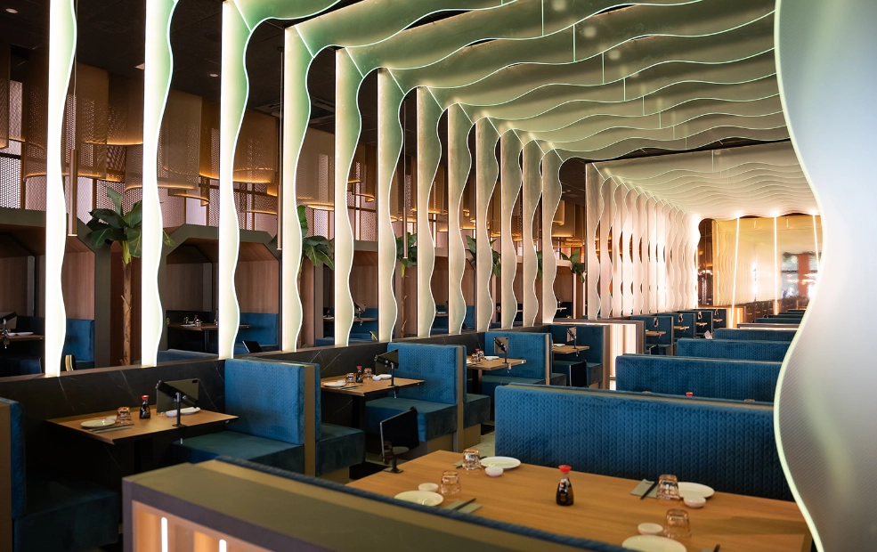 Sala con techo ondulado y mesas — Sushisom Córdoba