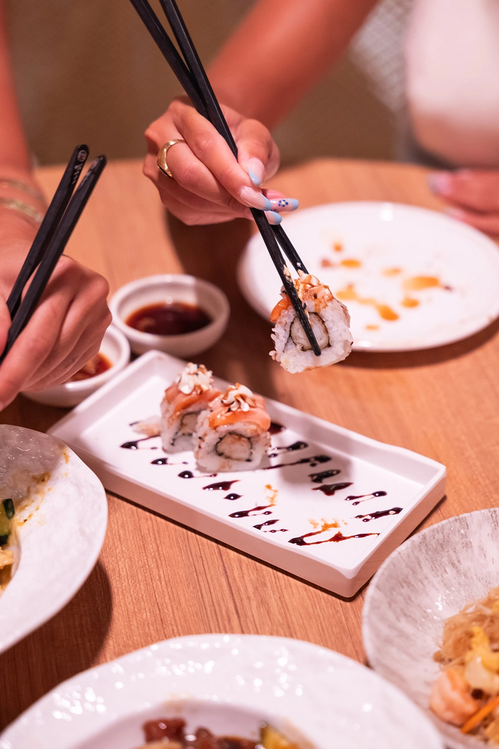 Uramakis de salmón servidos en mesa — Sushisom Córdoba