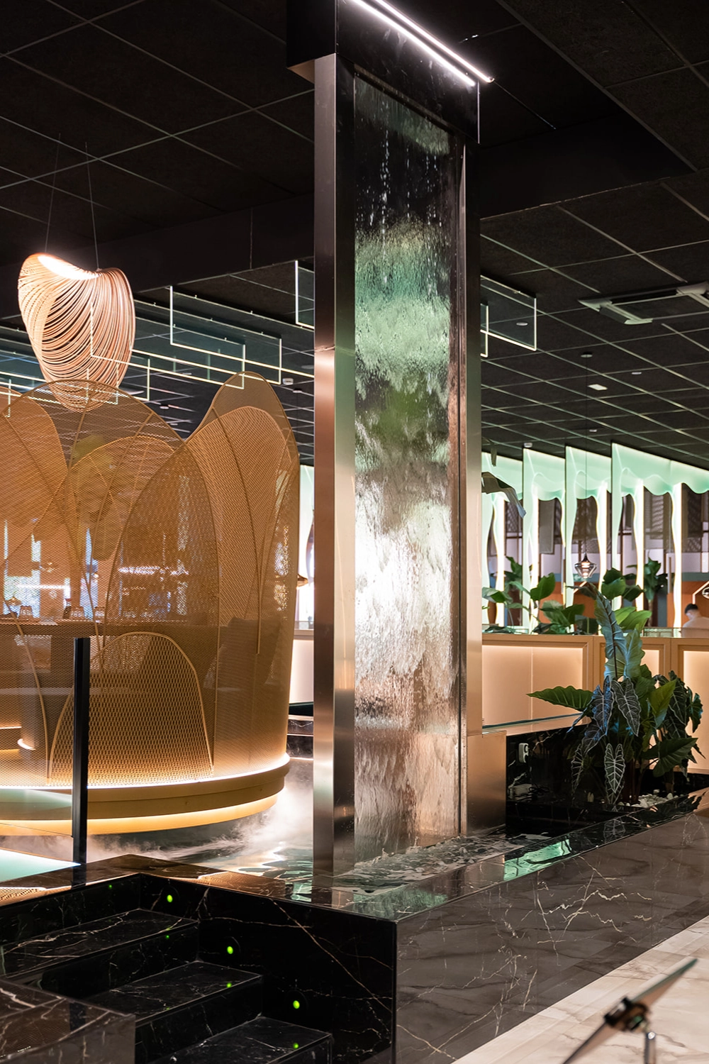 Fuente de agua con jardín vertical — Sushisom Córdoba