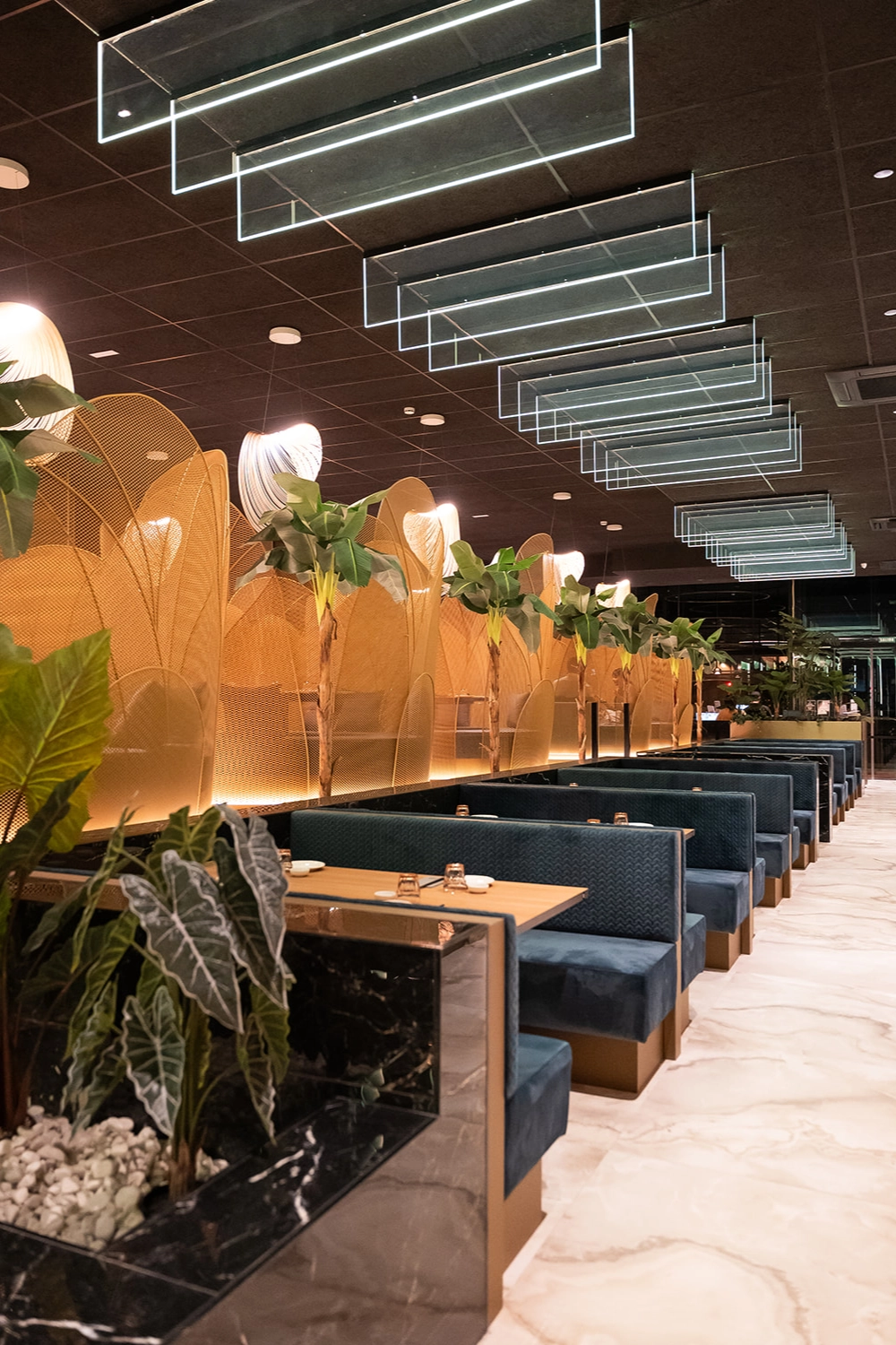 Sala con reservados y lámparas lineales — Sushisom Córdoba