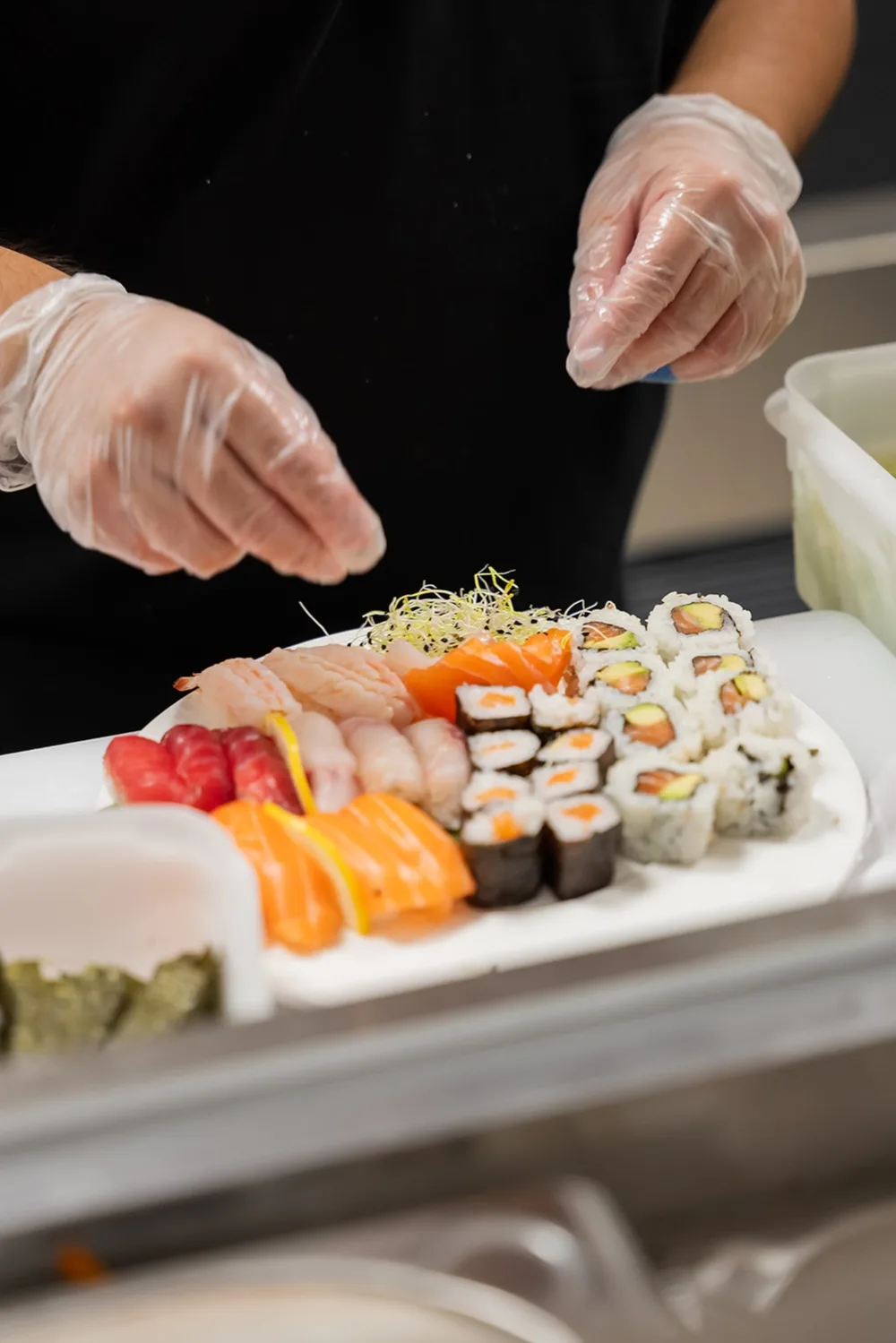 Emplatado de sushi variado en cocina — Sushisom Córdoba