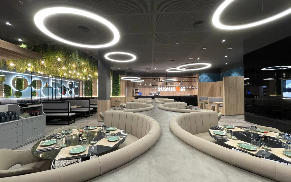 Reservados curvos bajo aros de luz — Sushisom Viladecans Style Outlet