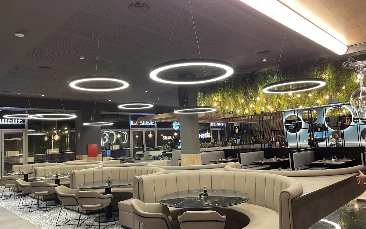Sala principal con aros de luz — Sushisom Viladecans Style Outlet