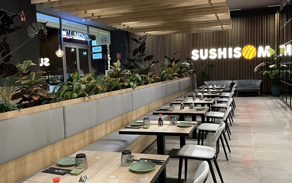Sala con jardineras y logo iluminado — Sushisom Viladecans Style Outlet